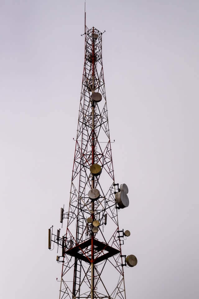 instalacion de antenas de microondas en torres de telecomunicaciones