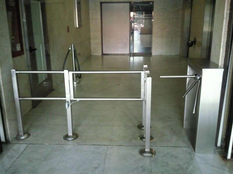 instalacion de torniquetes y puertas peatonales y carga en lobby de centro empresarial