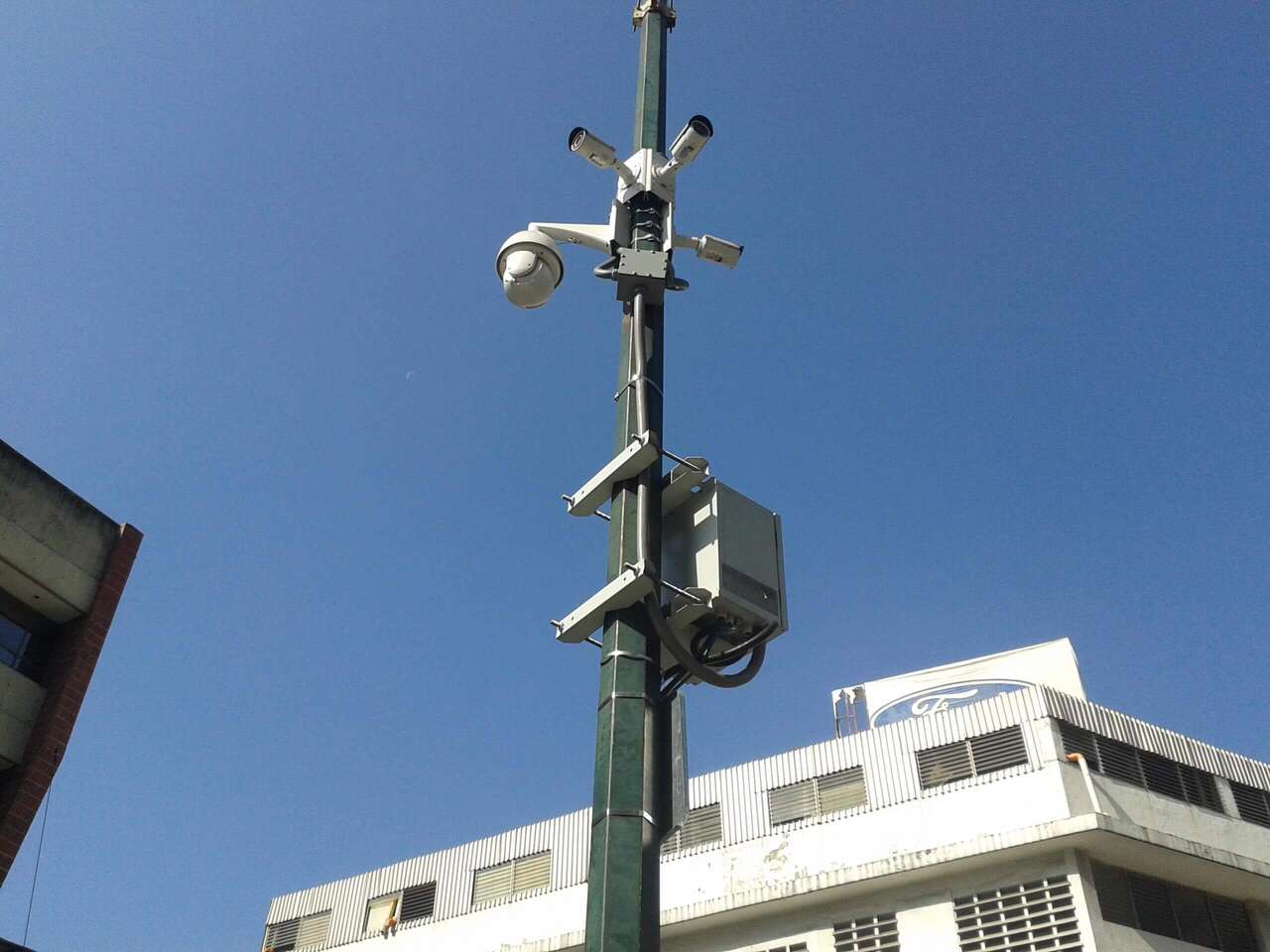 instalacion de mastil y equipamiento de sistema de video camaras de seguridad urbana