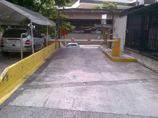 instalacion de barrera vehicular en estacionamiento publico