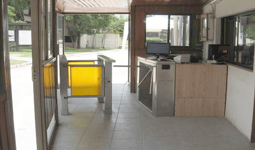 instalacion de torniquetes de control de acceso en edificio de oficinas o torres empresariales